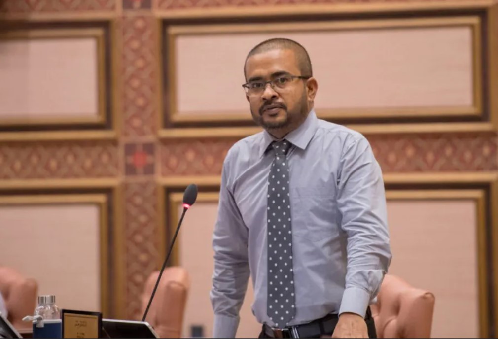 މުސާރަ ލިބޭގޮތަށް ސަސްޕެންޑް ކޮށްފައިހުރި ޓޫރިޒަމްގެ ސްޓޭޓް މިނިސްޓަރ ނިހާދު ފިނޭންސްގެ ސްޓޭޓް މިނިސްޓަރ ކަމަށް